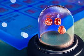 Meja permainan Domino QQ di honda togel dengan kartu domino dan chip taruhan